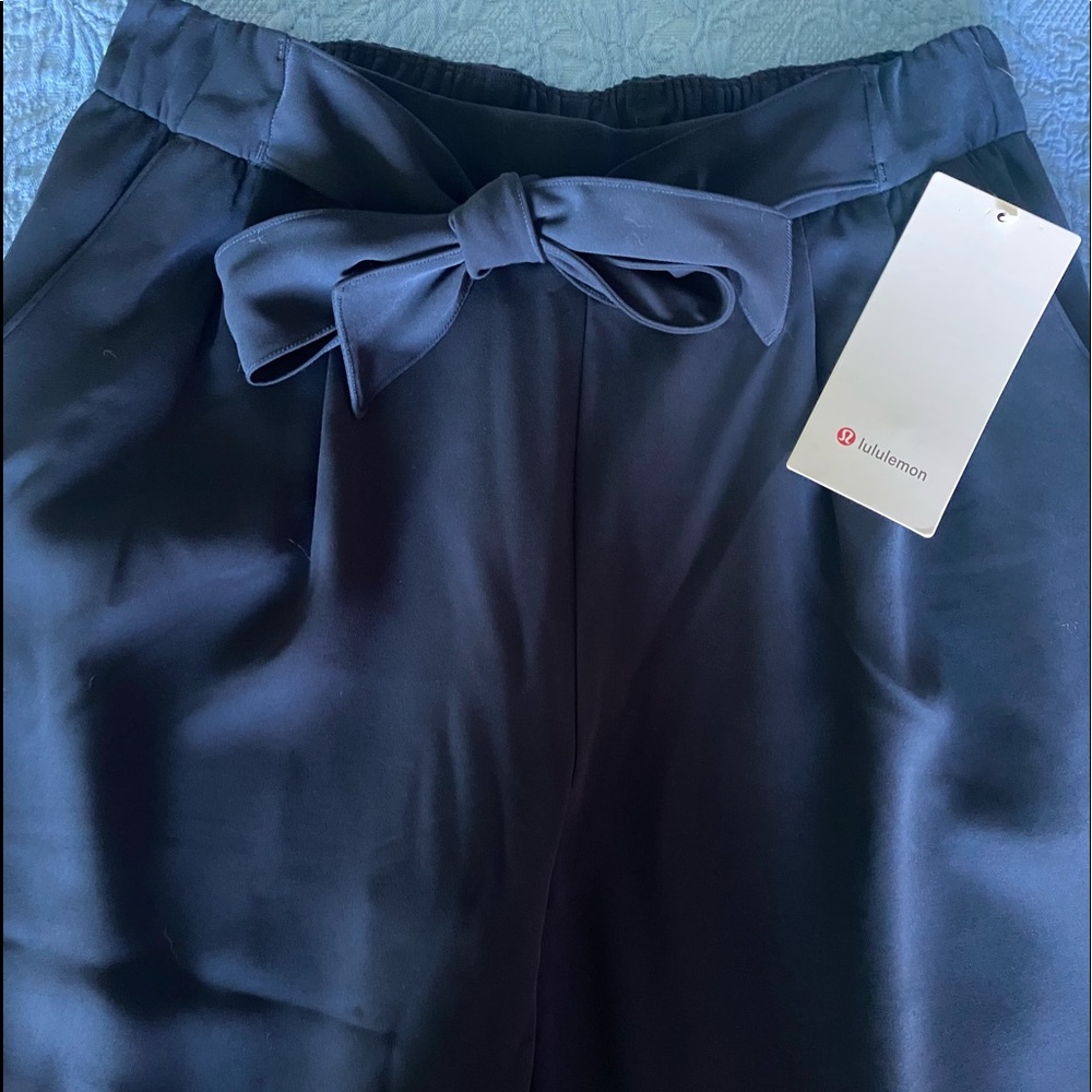 New Lululemon navy pant with bow. Size 10